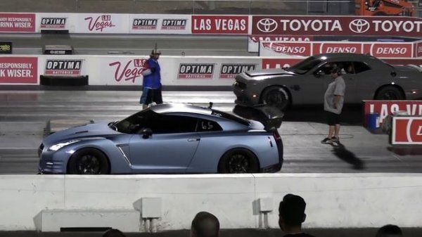 GTR vs Dodge Challenger SRT Scat Pack - drag race