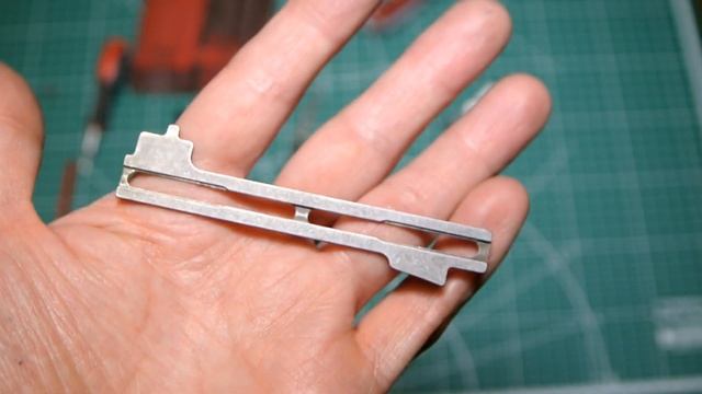 Принесли выкидной нож на ремонт