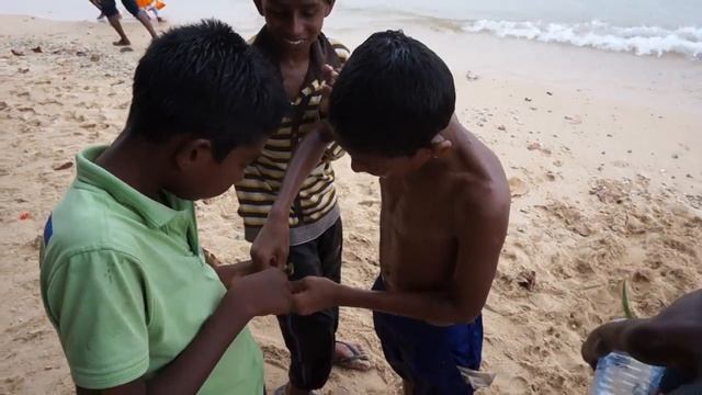 Дети Шри-Ланки. Встреча с весёлыми детьми на пляже возле форта Гале. Шри-Ланка смотреть онлайн