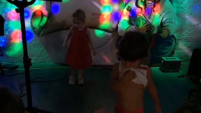 Вика малышка. Катаемся на аттракционах. Танцы смотреть онлайн