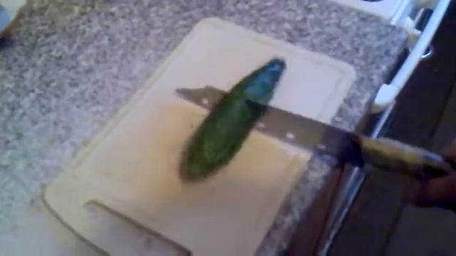 как разрезать огурец за 1 секунду смотреть онлайн