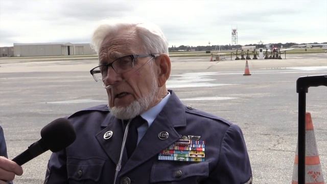 World War II veteran describes being a ball turret gunner in B17 смотреть онлайн