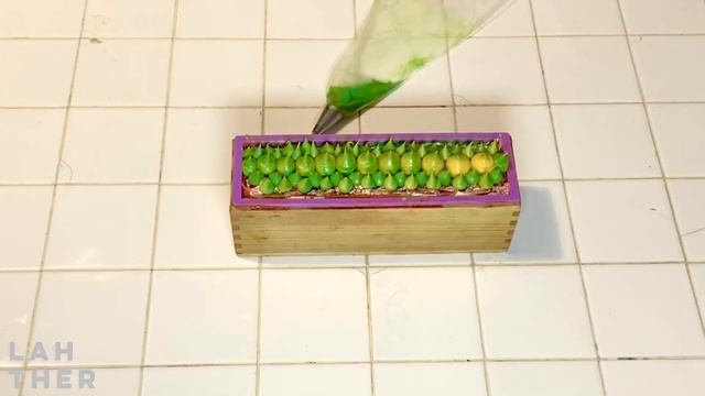 Soap Piping! Monkey Farts Cold Process Soap! Yellow & Green Dual Color Soap Frosting Covered in GOL смотреть онлайн