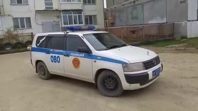 Громкоговорители на полицейских машинах оповещают охинцев о необходимости запаса воды смотреть онлайн
