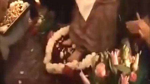 Shri Jagadambe Ayi Re Yuva Shakti (Sahaja Yoga Meditation) Shri Mataji London England Ashram 2006 смотреть онлайн