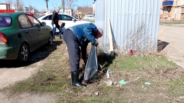 В Альметьевске на общерайонный субботник вышли около 10 000 человек смотреть онлайн