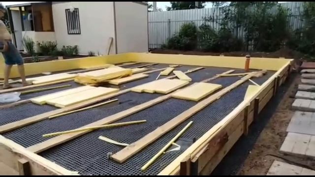 10.06.2020 г. Покрываем песчаную подушку, защитно-профильной мембраной, под фундамент УШП. смотреть онлайн