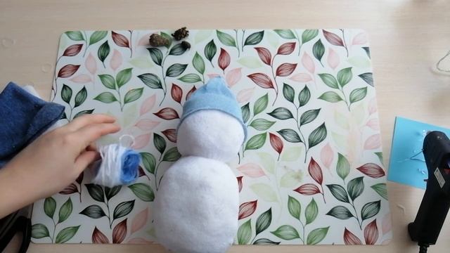 DIY новогодний декор - Снеговик из носков и ваты своими руками смотреть онлайн