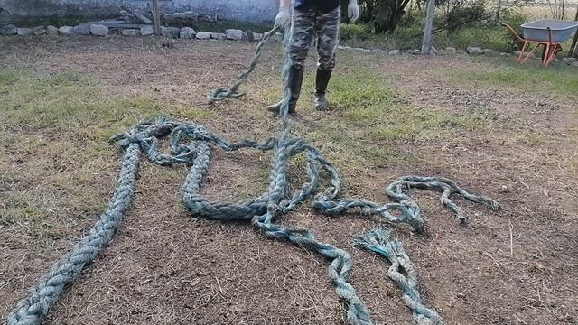 Копаем металл в огороде. делаем простой забор за один день из карабельного каната. Переезд на юг. смотреть онлайн