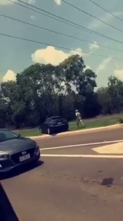 Машина без водителя пересекает перекресток смотреть онлайн