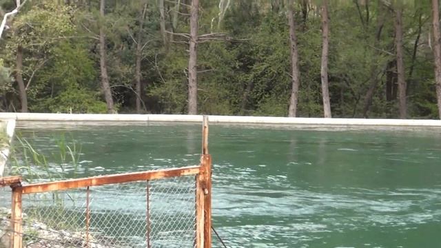 KENDİNDEN KAÇAN HOROZ VE FİRAR EDEN ALABALIKLAR / KARAVAN FİRARDA смотреть онлайн