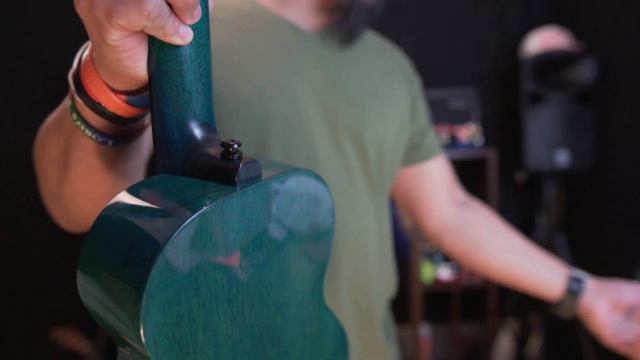 ENYA EUT MAD BLUE TENOR UKULELE REVIEW смотреть онлайн