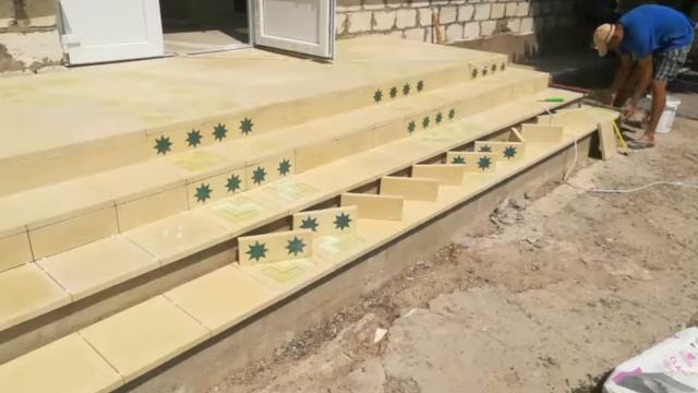 Процесс укладки плитки.