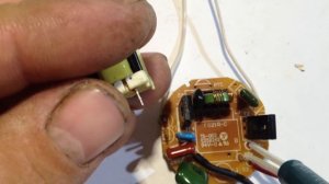 6 самоделок на основе энергосберегающей лампы.