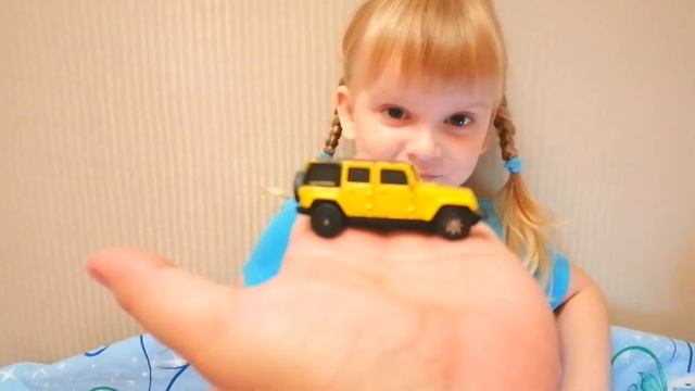 Играем в машинки на МУСТАНГЕ - Алинка называет марки машинок. смотреть онлайн