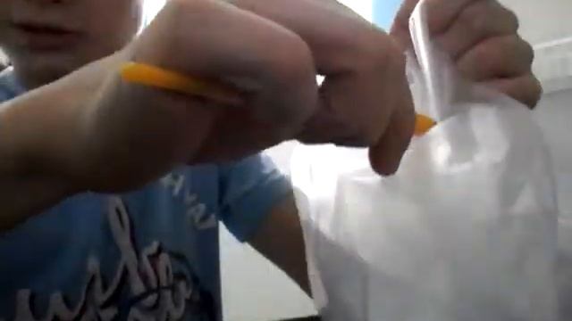 КАК СДЕЛАТЬ ШАПКУ ИЗ ПАКЕТА???