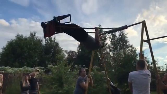 Жёсткое падение с качелей, при попытки сделать солнышко