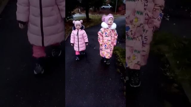 Милана и Дарина рано утром идут в детский садик, мама идёт впереди и снимает девочек? смотреть онлайн