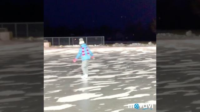 Зимние детские развлечения. Дети идут на каток и там же учиться кататься. смотреть онлайн