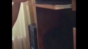 Мужик очень сильно ударился о стол головой