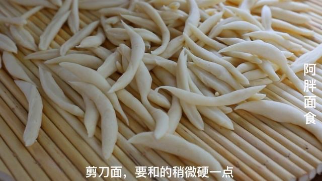 自从鱼肉学会这样做，再也不怕卡鱼刺了，大锅一煮，上桌汤全扫光！【阿胖面食】 смотреть онлайн