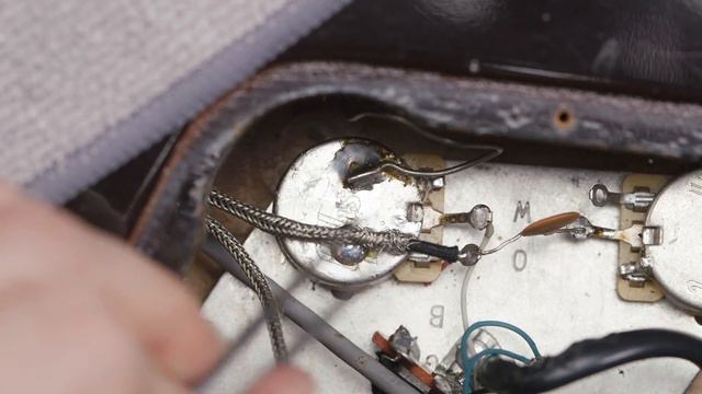 Les Paul DIY: How To Solder Connections смотреть онлайн