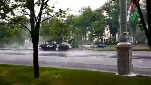 ТАНК СНЕС СТОЛБ В ЦЕНТРЕ МИНСКА смотреть онлайн