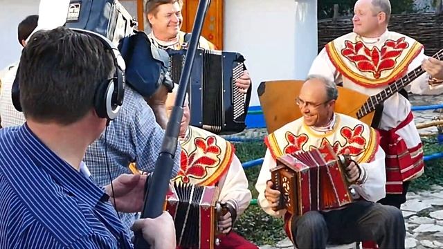 Гармонист Сергей Шалимов в Национальной деревне. Саратов, сентябрь 2015 года. смотреть онлайн