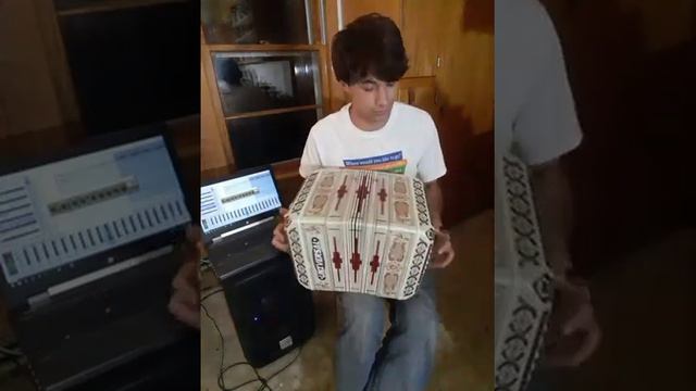 UNIVERSAL Concertina Plays 