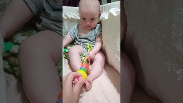 Игра ногами. Ох малыш😄затейник смотреть онлайн