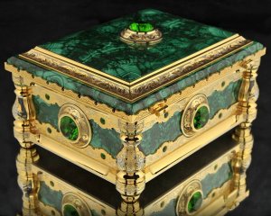 Самоцветы Уральских гор. Малахит.