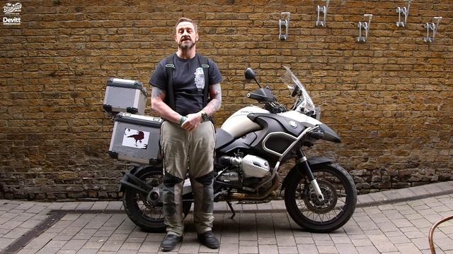 REGULARS RIDES: THE BIKER WHO GUARDS THE CROWN JEWELS смотреть онлайн