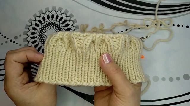 Вяжем шапку спицами, изящными косами. смотреть онлайн