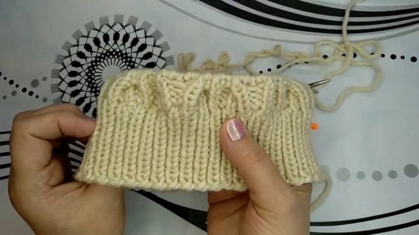 Вяжем шапку спицами, изящными косами.