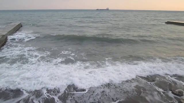 Волны у восточной набережной Алушты (Крым)