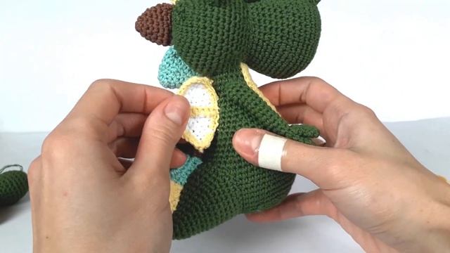 Динозавр крючком. Вязаные игрушки.Вязание для начинающих.Crochet dino.(Урок5 Глазки,пришиваем ножки смотреть онлайн