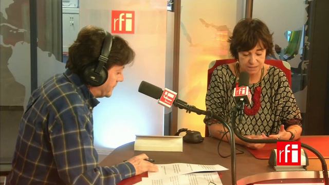 La escritora Rosa Montero entrevistada por Jordi Batallé en RFI смотреть онлайн