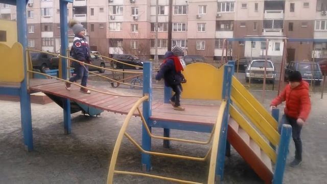 Киев весна 2017 во дворе навостоек