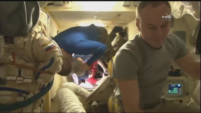 Full Soyuz MS-04 ISS Expedition 52 Farewells and Hatch Closure (Yurchikhin, Whitson, Fischer) смотреть онлайн