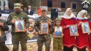 Очень красиво поет