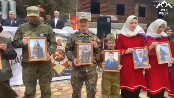 Очень красиво поет