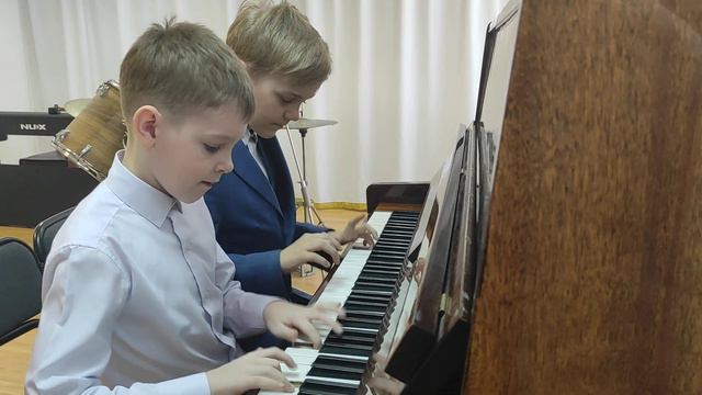 1.Гладков"Марш парад" 2.Винчигуэрра"В маленьком кабаре" исп.Мазур М.и Шилов М. смотреть онлайн