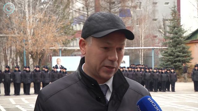 Молодые сотрудники полиции торжественно принесли присягу в Новосибирске смотреть онлайн