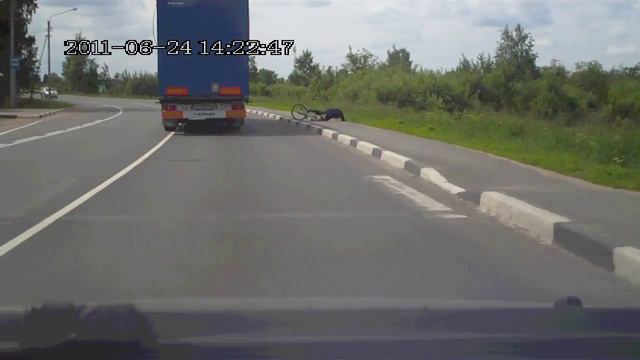 Водитель "ФУРЫ" обидел велосипедиста.mov смотреть онлайн