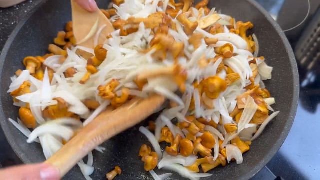 Жаренные ЛИСИЧКИ со сметаной с молодой картошкой! Вкуснота! смотреть онлайн