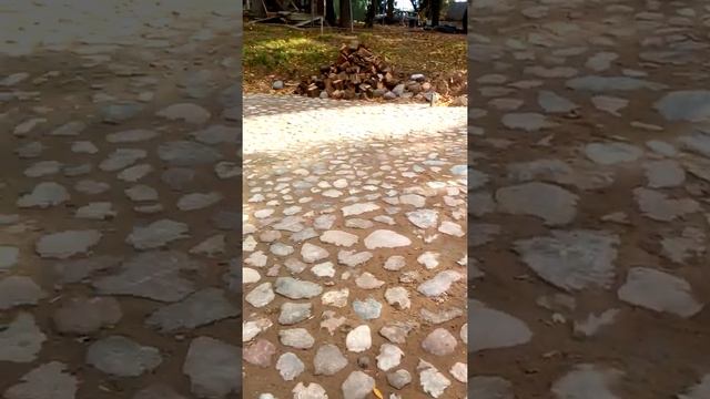 Выложена площадка из камней возле дома. смотреть онлайн