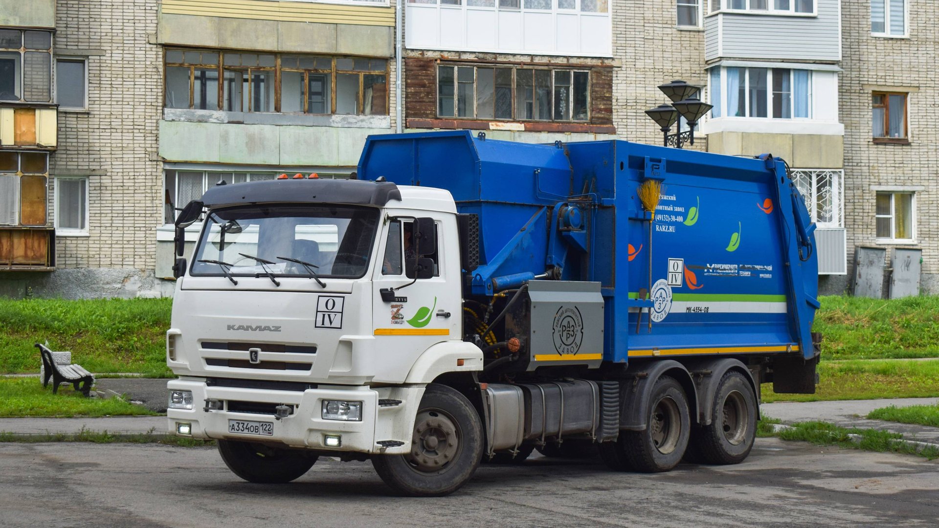 Мусоровоз МК-4554-08 на шасси КамАЗ-65115-50 (А 334 ОВ 122) / KAMAZ Garbage Truck.