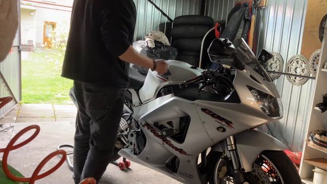 Honda CBR 929 rr sc44 Cold Start смотреть онлайн