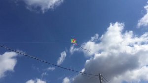 Воздушный змей застрял на проводах