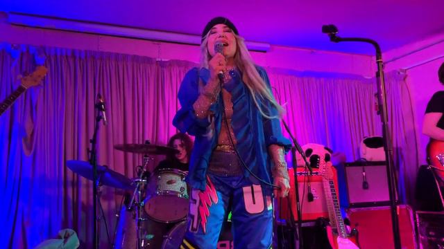 Brix Smith - Say I'm Ur No. 1 - Pink Room, Yes, Manchester - 24 May 2023 смотреть онлайн